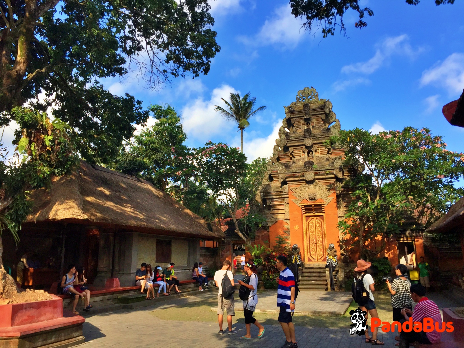 ウブド王宮とウブド市場、モンキーフォレスト通り散策(3箇所合計で約60分)